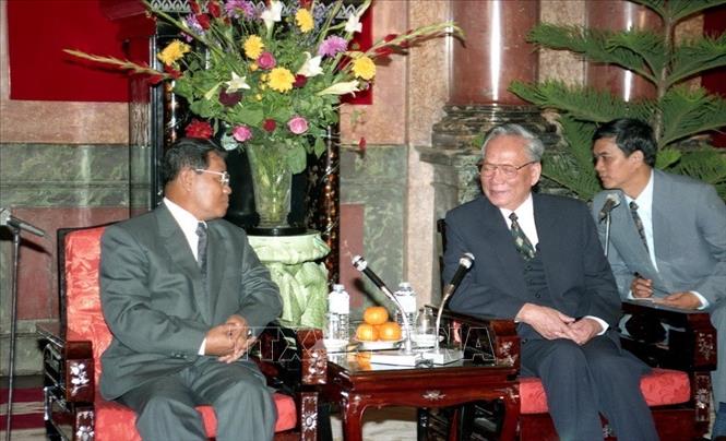Trong ảnh: Chủ tịch nước Lê Đức Anh tiếp Thủ tướng Myanmar Than Shwe, ngày 11/9/1995, tại Phủ Chủ tịch. Ảnh: Minh Ðạo - TTXVN