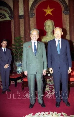 Trong ảnh: Chủ tịch nước Lê Đức Anh tiếp Bộ trưởng Cao cấp Singapore Lý Quang Diệu, ngày 30/3/1994, tại Hà Nội. Ảnh: Minh Ðạo - TTXVN