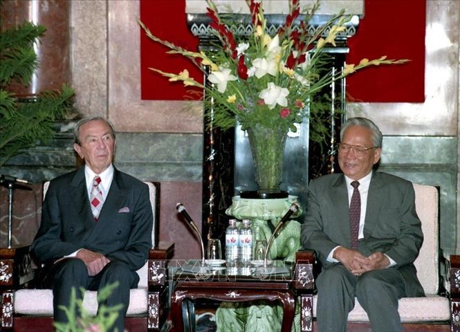 Trong ảnh: Chủ tịch nước Lê Đức Anh tiếp Bộ trưởng ngoại giao Hoa Kỳ Warren Christopher, ngày 5/8/1995, tại Phủ Chủ tịch. Ảnh: Xuân Tuân - TTXVN