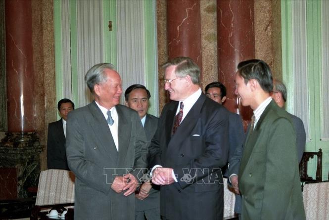 Trong ảnh: Chủ tịch nước Lê Đức Anh tiếp Thủ tướng New Zealand Jim Bolger thăm Việt Nam, ngày 21/11/1995, tại Hà Nội. Ảnh: Minh Ðạo – TTXVN