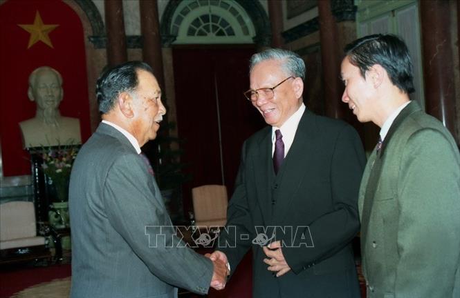 Trong ảnh: Chủ tịch nước Lê Đức Anh đón và hội đàm với Quốc vương Malaysia Tuanku Jaafar thăm chính thức Việt Nam, ngày 19/12/1995, tại Hà Nội. Ảnh: Nguyễn Khang – TTXVN