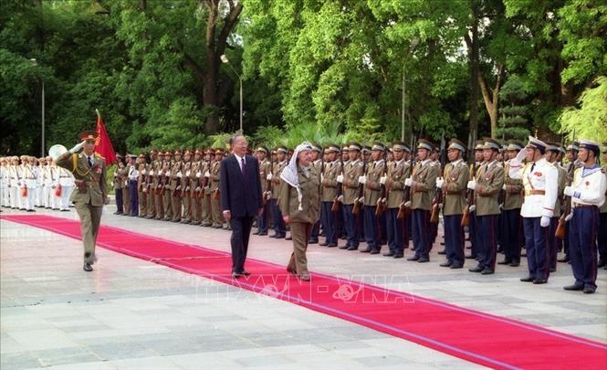 Trong ảnh: Chủ tịch nước Lê Đức Anh và Tổng thống Palestine Yasser Arafat duyệt đội danh dự tại Lễ đón ở Phủ Chủ tịch trong chuyến thăm Việt Nam, ngày 19/6/1996. Ảnh: Kim Hùng – TTXVN