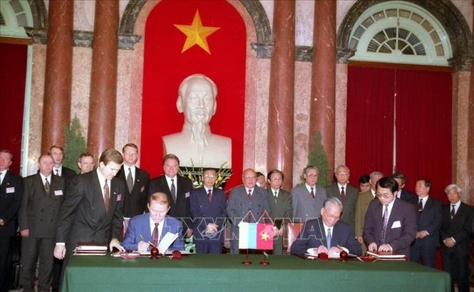 Trong ảnh: Chủ tịch nước Lê Đức Anh và Tổng thống Ukraine Leonid Kuchma ký hiệp ước hợp tác giữa hai nước, sáng 8/4/1996, tại Hà Nội. Ảnh: Minh Ðiền –TTXVN