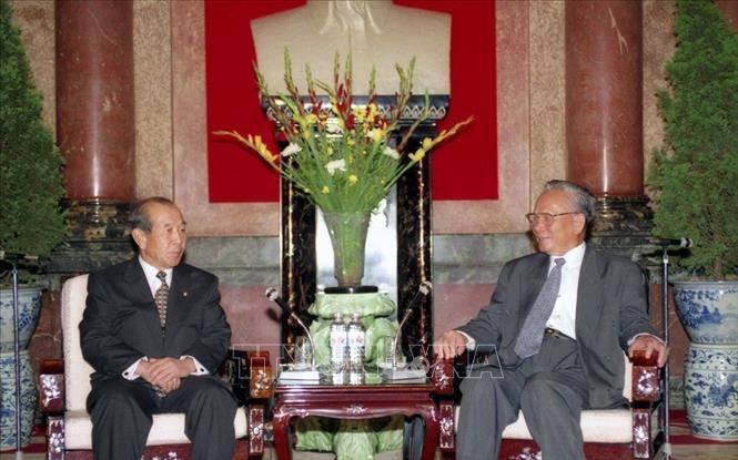 Trong ảnh: Chủ tịch nước Lê Đức Anh tiếp Chủ tịch Quốc hội Hàn Quốc Kim Soo-han tại Phủ Chủ tịch, sáng 27/8/1996, nhân chuyến thăm chính thức Việt Nam. Ảnh: Xuân Tuân – TTXVN