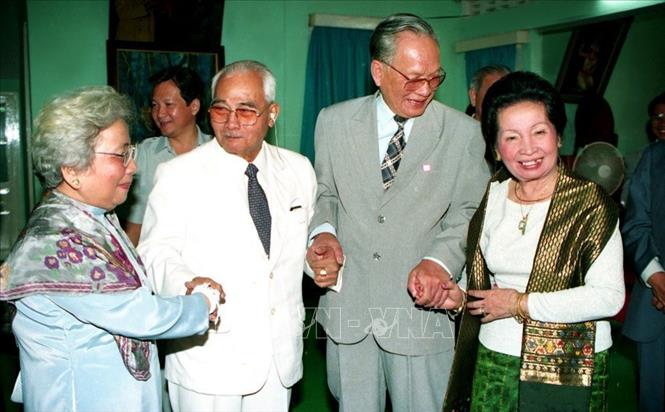 Trong ảnh: Chủ tịch nước Lê Đức Anh và Phu nhân thăm đồng chí Souphanouvong, Cố vấn Ban Chấp hành Trung ương Đảng Nhân dân cách mạng Lào và gia đình, nhân chuyến thăm hữu nghị chính thức CHDCND Lào, ngày 2/11/1993, tại Viêng Chăn. Ảnh: Cao Phong – TTXVN