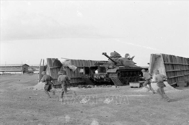 Trong ảnh: Sau 4 ngày đêm chiến đấu, đến sáng 30/4/1975, các đơn vị của Sư đoàn 304 đã chính thức tiêu diệt toàn bộ cứ điểm căn cứ Nước Trong (Long Thành, Đồng Nai) của địch, mở toang 