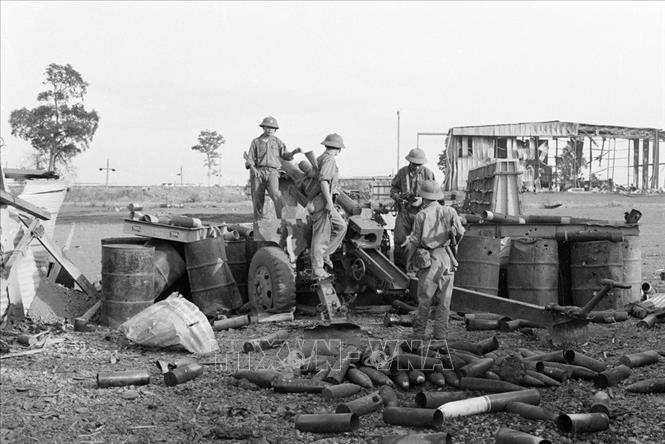 Trong ảnh: Sau 4 ngày đêm chiến đấu, đến sáng 30/4/1975, các đơn vị của Sư đoàn 304 đã chính thức tiêu diệt toàn bộ cứ điểm căn cứ Nước Trong (Long Thành, Đồng Nai) của địch, mở toang 