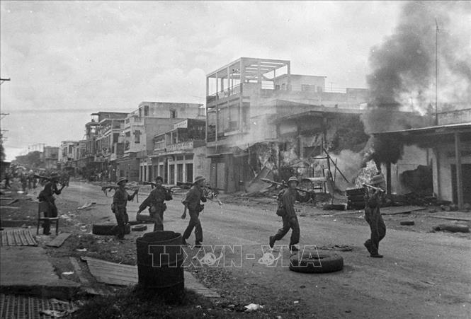 Trong ảnh: Ngày 9/4/1975, quân ta tiến công vào thị trấn Xuân Lộc, căn cứ phòng thủ trọng yếu của địch bảo vệ Sài Gòn từ phía Đông Bắc. Ngày 21/4, quân địch ở Xuân Lộc tháo chạy, cửa ngõ vào Sài Gòn từ hướng Đông Bắc đã được mở. Ngay từ khi mất Xuân Lộc, Tổng thống Nguyễn Văn Thiệu từ chức. Ảnh: TTXVN