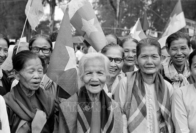 Trong ảnh: Niềm vui hiện rõ trên gương mặt người dân Sài Gòn trong ngày giải phóng 30/4/1975. Ảnh: TTXVN