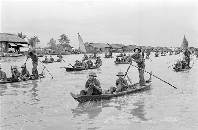 Trong ảnh: Tại Cà Mau, đêm 30/4/1975, quân ta tập trung lực lượng tiến công thị xã, kết hợp lực lượng quần chúng nổi dậy chiếm các vị trí quan trọng. 5 giờ sáng 1/5, các mũi tiến công của ta đã vào nội ô thị xã kết hợp phong trào quần chúng nổi dậy giải phóng thị xã Cà Mau lúc 10 giờ ngày 1/5/1975. Ảnh: TTXVN
