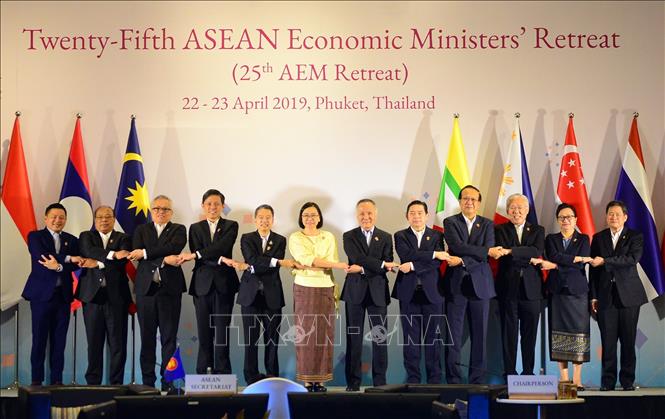 Trong ảnh: Thứ trưởng Bộ Công thương Trần Quốc Khánh (thứ 6, từ phải sang) cùng các bộ trưởng kinh tế ASEAN chụp ảnh chung. Ảnh: Ngọc Quang - Pv TTXVN tại Thái Lan