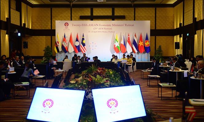 Trong ảnh: Quang cảnh Hội nghị hẹp Bộ trưởng Kinh tế ASEAN lần thứ 25. Ảnh: Ngọc Quang - Pv TTXVN tại Thái Lan  
