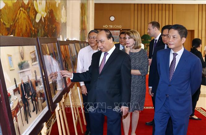 Trong ảnh: Thủ tướng Nguyễn Xuân Phúc, Trưởng Ban Chỉ đạo quốc gia về hội nhập quốc tế và các đại biểu tham quan trưng bày ảnh của TTXVN về hội nhập quốc tế. Ảnh: Thống Nhất – TTXVN