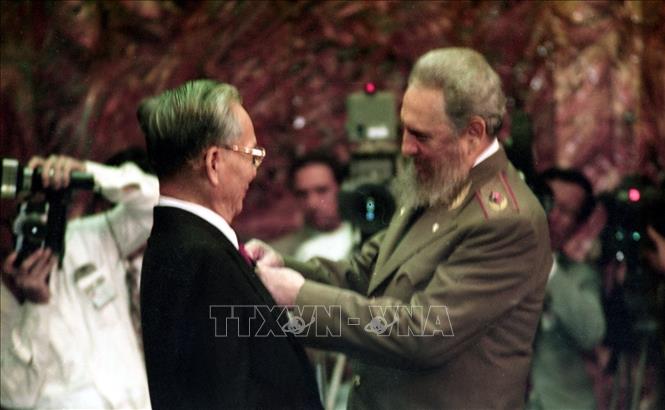 Trong ảnh: Ngày 12/10/1995, tại dinh Cách mạng ở thủ đô La Habana, Chủ tịch Cuba Fidel Castro trao tặng Huân chương José Martí, phần thưởng cao quý nhất của Nhà nước Cuba cho Chủ tịch nước Lê Đức Anh. Ảnh: Cao Phong-TTXVN