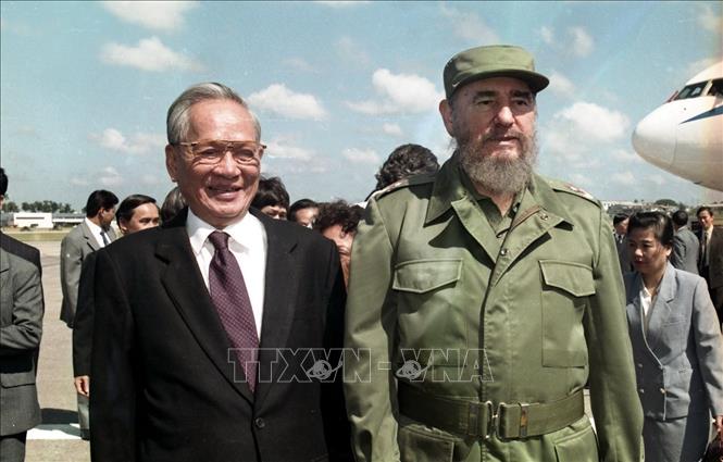 Trong ảnh: Chủ tịch Cuba Fidel Castro đón Chủ tịch nước Lê Đức Anh tại sân bay quốc tế José Martí ở thủ đô La Habana, trong chuyến thăm hữu nghị chính thức Cuba từ 12 - 17/10/1995. Ảnh: Cao Phong – TTXVN