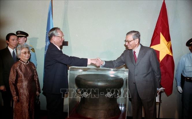 Trong ảnh: Nhân dịp tham dự Lễ kỷ niệm 50 năm Ngày thành lập Liên hợp quốc (1945-1995), chiều 25/10/1995, tại Trụ sở Liên hợp quốc ở New York (Hoa Kỳ), Chủ tịch nước Lê Đức Anh trao tặng phiên bản trống đồng Ngọc Lũ cho Tổng thư ký LHQ Boutros B. Ghali. Ảnh: Cao Phong-TTXVN