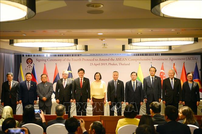 Các Bộ trưởng Kinh tế ASEAN chụp ảnh chung sau lễ ký lễ văn kiện thứ hai - Nghị định thư thứ 4 sửa đổi Hiệp định Đầu tư Toàn diện ASEAN (ACIA). Ảnh: Hữu Kiên-phóng viên TTXVN tại Thái Lan