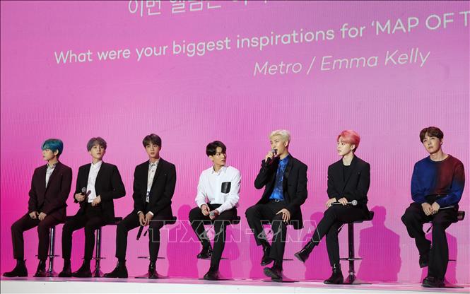 Trong ảnh: Các thành viên nhóm nhạc nam Hàn Quốc BTS giới thiệu album “Map of the Soul: Persona”  tại Seoul ngày 17/4. Ảnh:  YONHAP/TTXVN