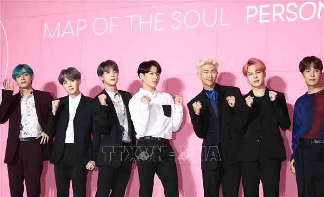 Trong ảnh: Các thành viên nhóm nhạc nam Hàn Quốc BTS giới thiệu album “Map of the Soul: Persona”  tại Seoul ngày 17/4. Ảnh:  YONHAP/TTXVN