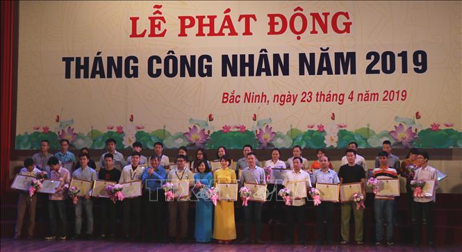 Trong ảnh: Phó Chủ tịch Thường trực Tổng Liên đoàn Lao động Việt Nam Trần Thanh Hải tặng quà cho công nhân lao động tỉnh Bắc Ninh có thành tích xuất sắc trong lao động sản xuất. Ảnh: Diệp Trương - TTXVN