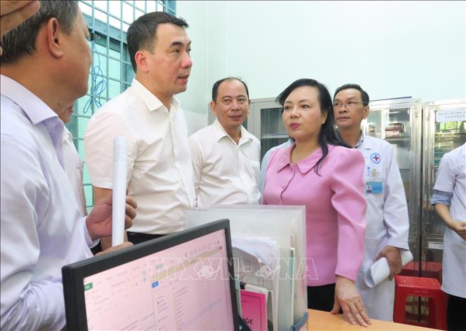 Trong ảnh: Bộ trưởng Bộ Y tế kiểm tra cơ sở vật chất của Trạm Y tế phường Tân Quý, quận Tân Phú – 1 trong 3 trạm y tế điểm tại Thành phố Hồ Chí Minh. Ảnh: Đinh Hằng – TTXVN