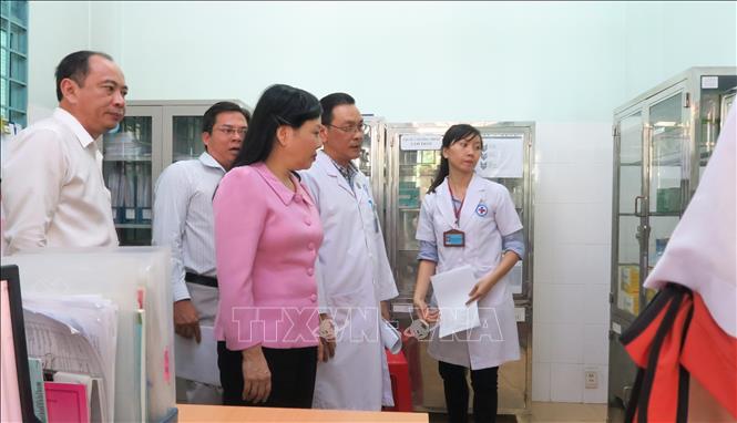 Trong ảnh: Bộ trưởng Bộ Y tế kiểm tra cơ sở vật chất của Trạm Y tế phường Tân Quý, quận Tân Phú – 1 trong 3 trạm y tế điểm tại Thành phố Hồ Chí Minh. Ảnh: Đinh Hằng – TTXVN