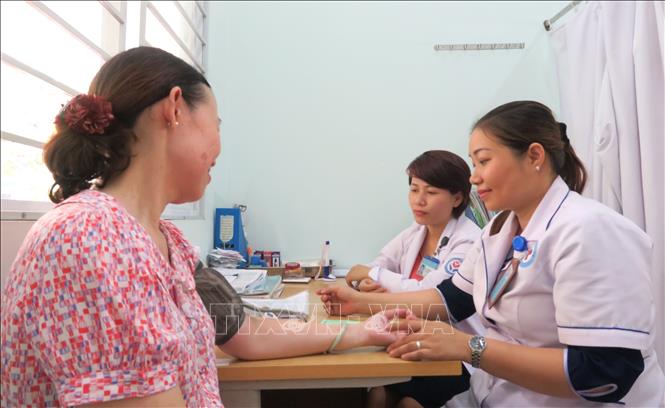 Trong ảnh: Bác sỹ Trạm Y tế phường Tân Quý, quận Tân Phú  khám bệnh cho người dân. Ảnh: Đinh Hằng – TTXVN