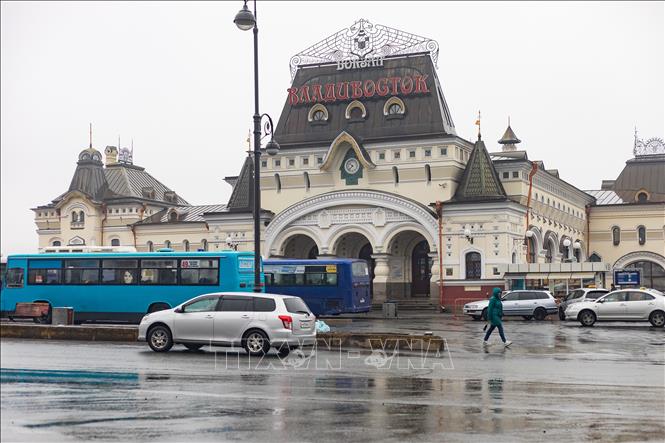 Trong ảnh: Nhà ga tàu hỏa ở thành phố Vladivostok (Nga), nơi được cho là điểm đến của đoàn tàu chở nhà lãnh đạo Triều Tiên Kim Jong-un trong hành trình thăm Nga và dự Hội nghị thượng đỉnh với Tổng thống Vladimir Putin, ngày 23/4/2019. Ảnh: THX/TTXVN
