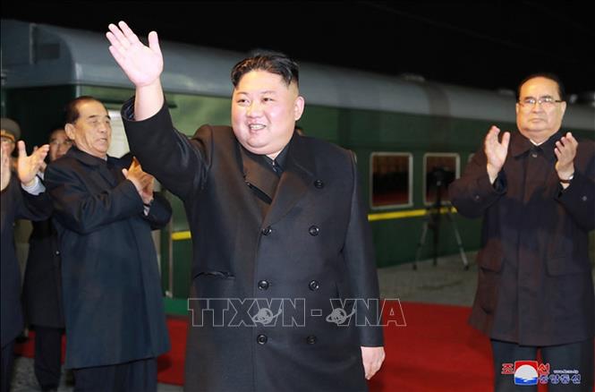 Trong ảnh: Nhà lãnh đạo Triều Tiên Kim Jong-un (phía trước) chuẩn bị rời Bình Nhưỡng bằng tàu hỏa để tới Nga dự Hội nghị thượng đỉnh với Tổng thống Vladimir Putin, ngày 24/4/2019. Ảnh: YONHAP/TTXVN
