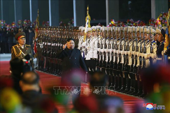 Trong ảnh: Nhà lãnh đạo Triều Tiên Kim Jong-un (giữa) duyệt đội danh dự trước khi rời Bình Nhưỡng bằng tàu hỏa để tới Nga dự Hội nghị thượng đỉnh với Tổng thống Vladimir Putin, tối 24/4/2019. Ảnh: YONHAP/TTXVN