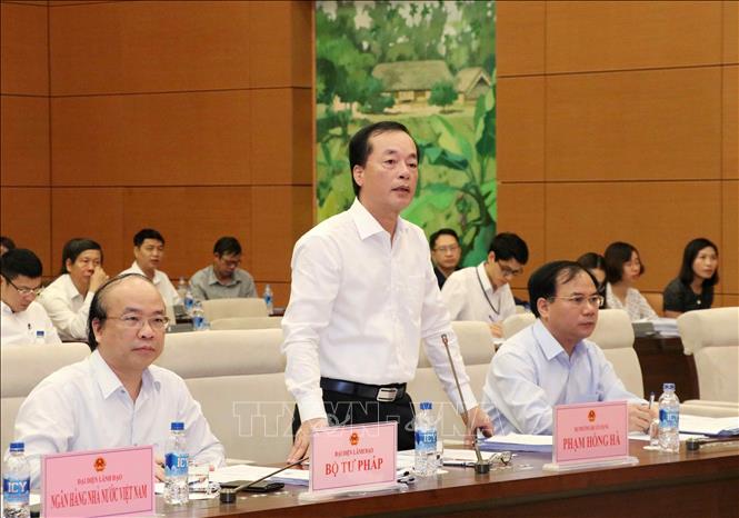 Trong ảnh: Bộ trưởng Bộ Xây dựng Phạm Hồng Hà giải trình tại phiên họp. Ảnh: Văn Điệp – TTXVN