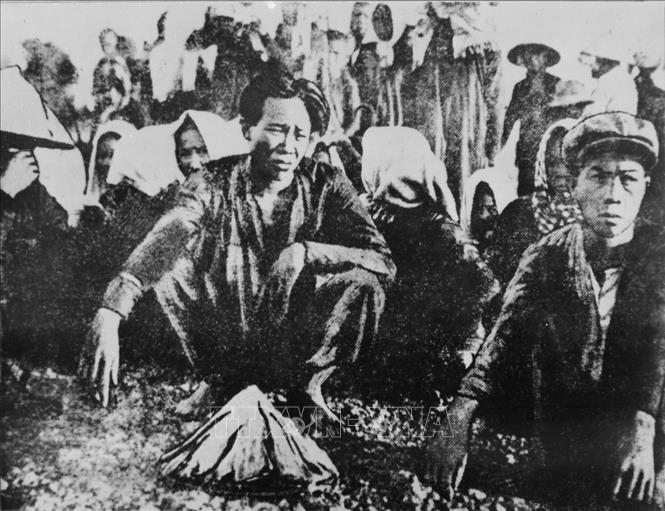 Trong ảnh: Công nhân Đồn điền cao su Phú Riềng (Nam bộ) đình công đòi giảm giờ làm, tăng lương và cải thiện điều kiện làm việc (1/1930). Ảnh: Tư liệu TTXVN