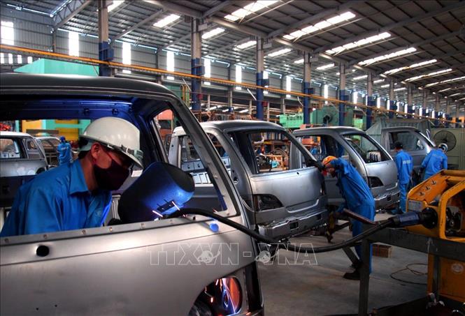 Trong ảnh: Công nhân lắp ráp ô tô tại Công ty cổ phần ô tô Xuân Kiên (VINAXUKI), huyện Đông Anh, Hà Nội. Ảnh: Ngọc Hà - TTXVN