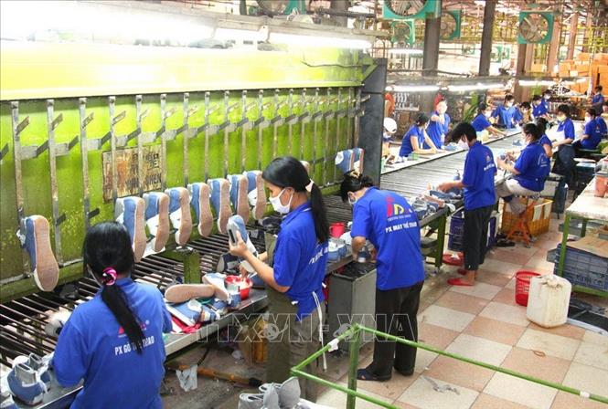Trong ảnh: Công nhân sản xuất giày xuất khẩu tại Công ty Giày Thượng Đình, Hà Nội. Ảnh: Ngọc Hà - TTXVN