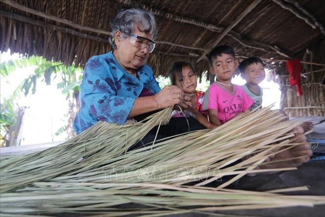 Trong ảnh: Gia đình bà Thị The, dân tộc Khmer, ấp Trà Phọt, xã Phú Mỹ, huyện Giang Thành (Kiên Giang) làm nghề đan thủ công lâu năm. Ảnh: Trần Việt – TTXVN