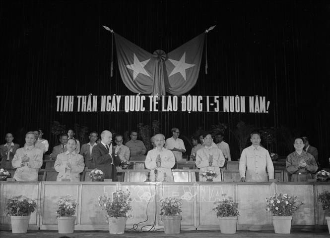 Trong ảnh: Chủ tịch Hồ Chí Minh dự Lễ kỷ niệm Ngày Quốc tế Lao động 1/5/1955. Ảnh: Tư liệu TTXVN
