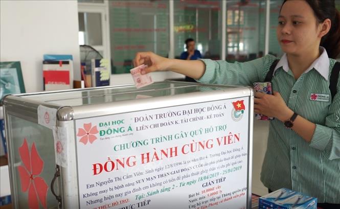 Trong ảnh: Sinh viên, thanh niên Đà Nẵng ủng hộ tiền để Cẩm Viên chữa bệnh. Ảnh: TTXVN phát