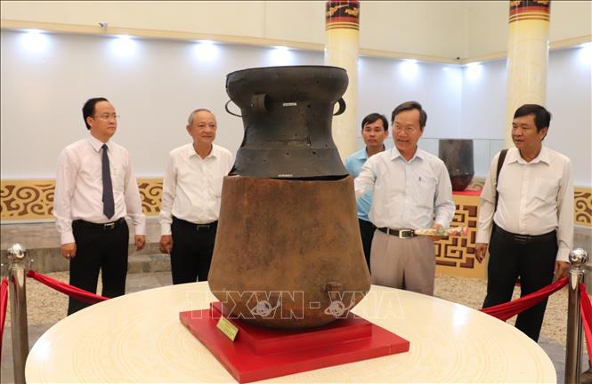 Trong ảnh: Khách chiêm ngưỡng Bảo vật quốc gia 