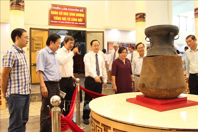 Trong ảnh: Khách chiêm ngưỡng Bảo vật quốc gia 