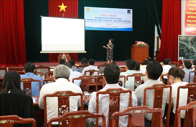 Trong ảnh: Đại diện đơn vị tư vấn dự án trình bày các vấn đề xây dựng, phát triển thành phố Phan Rang – Tháp Chàm. Ảnh: Nguyễn Thành – TTXVN