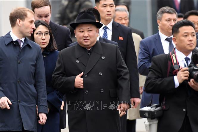 Trong ảnh: Nhà lãnh đạo Triều Tiên Kim Jong-un (giữa) tới nhà ga ở thành phố Vladivostok, Nga, ngày 24/4/2019. Ảnh: AFP/ TTXVN