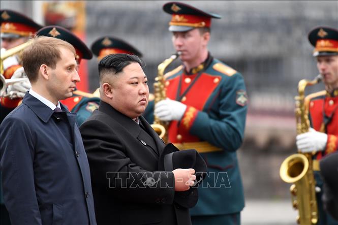 Trong ảnh: Nhà lãnh đạo Triều Tiên Kim Jong-un (giữa) tại lễ đón ở nhà ga thành phố Vladivostok, Nga, ngày 24/4/2019. Ảnh: AFP/ TTXVN