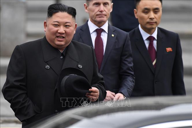 Trong ảnh: Nhà lãnh đạo Triều Tiên Kim Jong-un (trái) tại lễ đón ở nhà ga thuộc thành phố Vladivostok, Nga, ngày 24/4/2019. Ảnh: AFP/ TTXVN