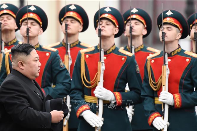 Trong ảnh: Nhà lãnh đạo Triều Tiên Kim Jong-un duyệt đội danh dự tại lễ đón ở nhà ga thuộc thành phố Vladivostok, Nga, ngày 24/4/2019. Ảnh: AFP/ TTXVN