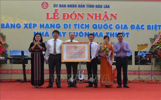 Trong ảnh: Tỉnh Đắk Lắk đón nhận Bằng xếp hạng Di tích Quốc gia đặc biệt Nhà đày Buôn Ma Thuột. Ảnh: Tuấn Anh - TTXVN