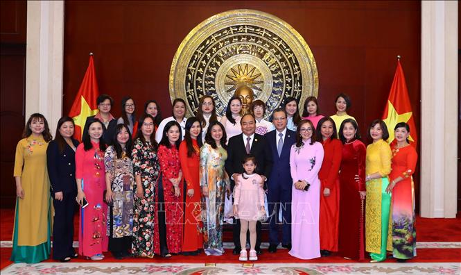 Trong ảnh: Thủ tướng Nguyễn Xuân Phúc với cán bộ Đại sứ quán và cộng đồng người Việt Nam tại Trung Quốc. Ảnh: Thống Nhất – TTXVN
