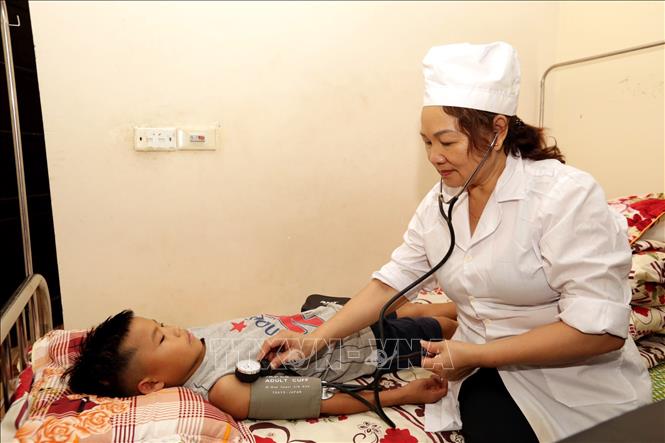 Trong ảnh: Chăm sóc y tế cho trẻ em tại Trung tâm Bảo trợ xã hội tỉnh Điện Biên. Ảnh: Anh Tuấn – TTXVN
