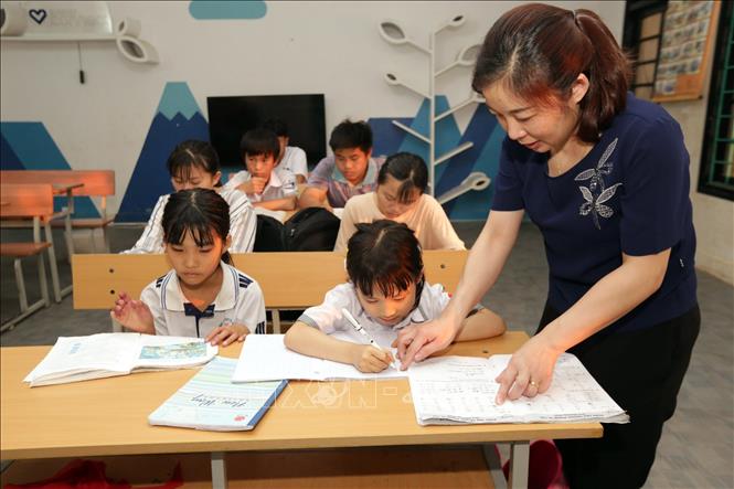 Trong ảnh: Các cô hướng dẫn các em học bài tại Trung tâm Bảo trợ xã hội tỉnh Điện Biên. Ảnh: Anh Tuấn – TTXVN
