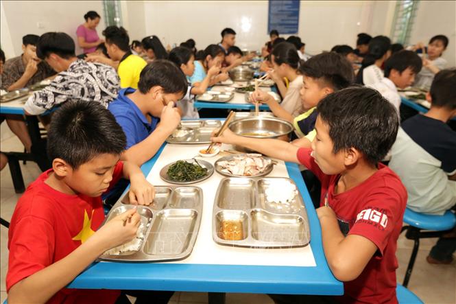 Trong ảnh: Bữa ăn tối của các em tại Trung tâm Bảo trợ xã hội tỉnh Điện Biên. Ảnh: Anh Tuấn – TTXVN