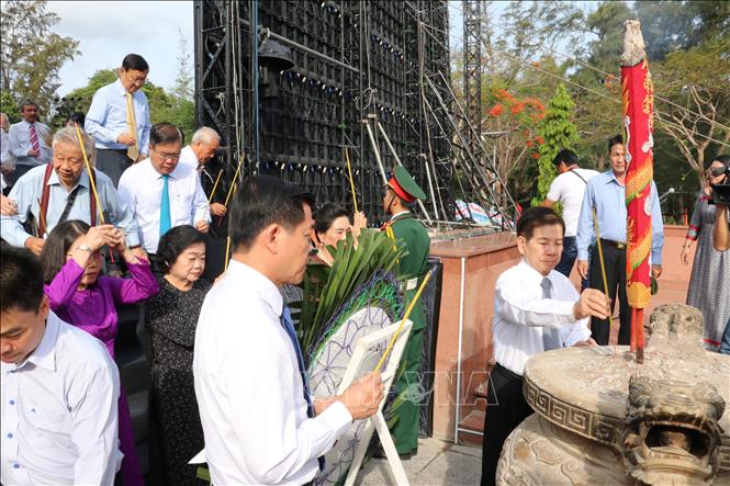 Nguyên Chủ tịch nước Nguyễn Minh Triết cùng lãnh đạo tỉnh, các đại biểu thắp hương viếng các Anh hùng liệt sĩ tại Nghĩa trang Hàng Dương (Côn Đảo). Ảnh: Đoàn Mạnh Dương-TTXVN